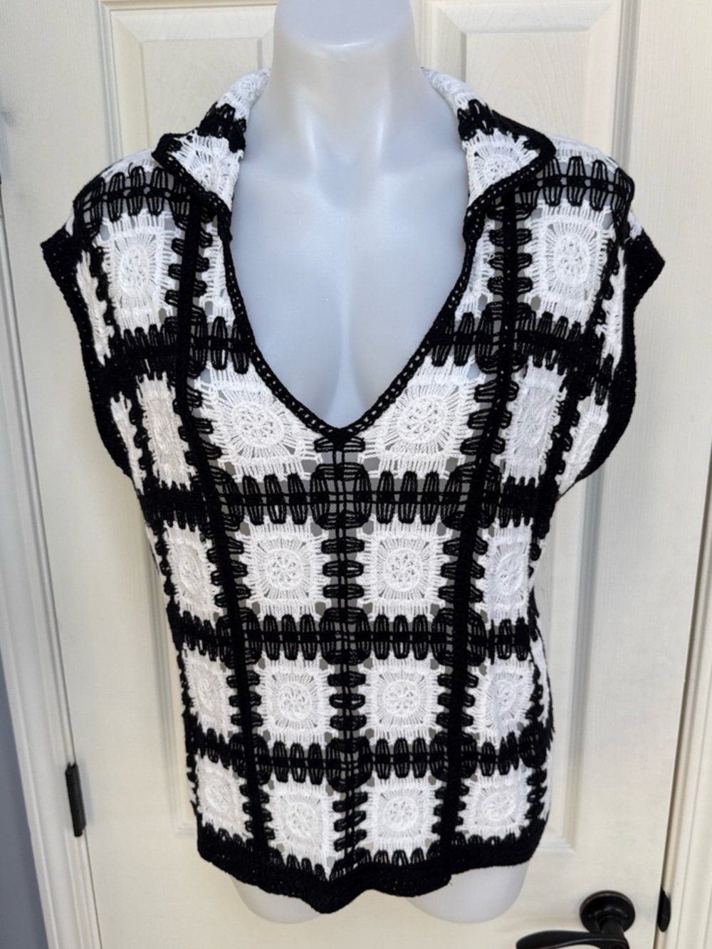 Oliver O Anthropologie Crocheted Retro Granny Boho Black White Square Top NEW M